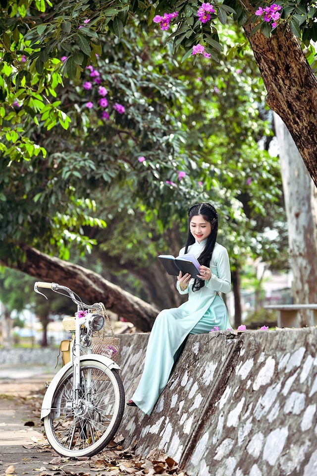 "Hot girl tráng bánh mướt" xứ Nghệ xinh tươi trong bộ ảnh chào Hè - 6
Trong bộ ảnh này, Kim Khánh lựa chọn trang phục áo dài nền nã.
