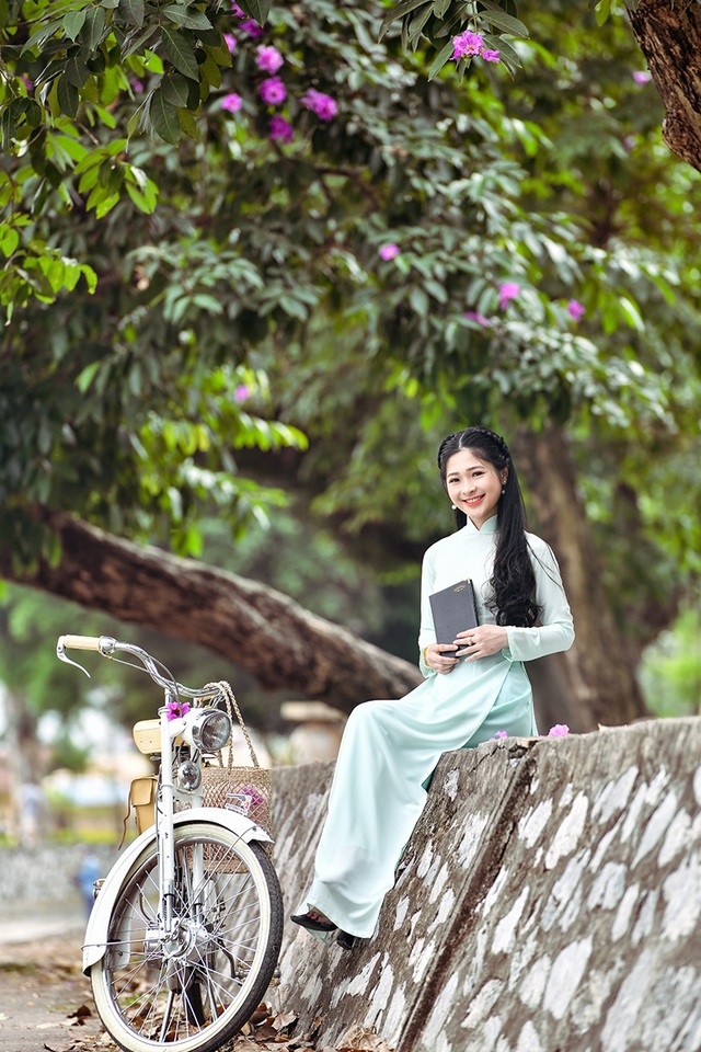 "Hot girl tráng bánh mướt" xứ Nghệ xinh tươi trong bộ ảnh chào Hè - 5 Nhân dịp hè tới, Kim Khánh ra Hà Nội chơi. Cô rất thích vẻ đẹp của loài hoa bằng lăng Hà Nội nên đã quyết định chụp một bộ ảnh để kỷ niệm.