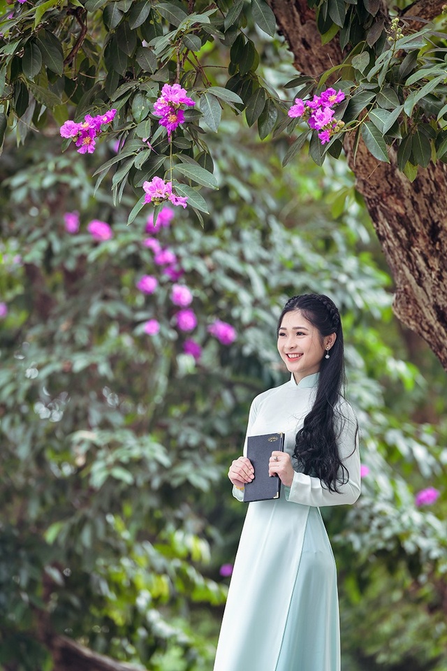 "Hot girl tráng bánh mướt" xứ Nghệ xinh tươi trong bộ ảnh chào Hè - 4 Với nhan sắc của mình, Kim Khánh từng tham gia cuộc thi ảnh online Hoa hậu biển Việt Nam toàn cầu 2018 và giành được giải nhì.