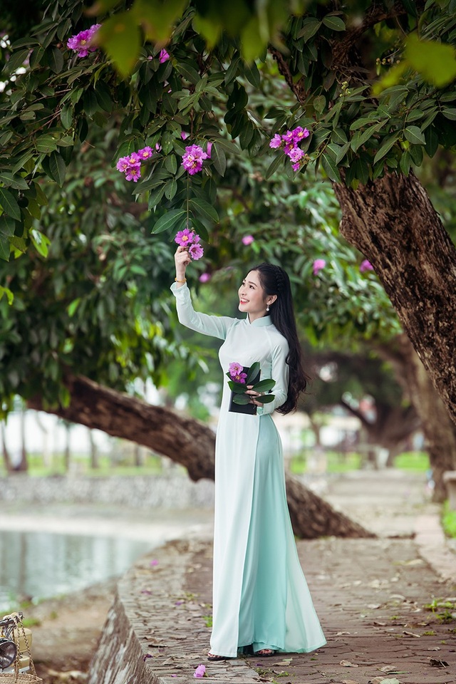"Hot girl tráng bánh mướt" xứ Nghệ xinh tươi trong bộ ảnh chào Hè - 2 Khánh chia sẻ: “Mẹ em bán bánh mướt gần 30 năm rồi, từ ngày mẹ chưa lấy chồng đến giờ. Hồi em còn nhỏ, sáng nào em cũng ra phụ mẹ bán hàng, giờ đi làm rồi nên em phụ mẹ từ sáng đến trưa”.