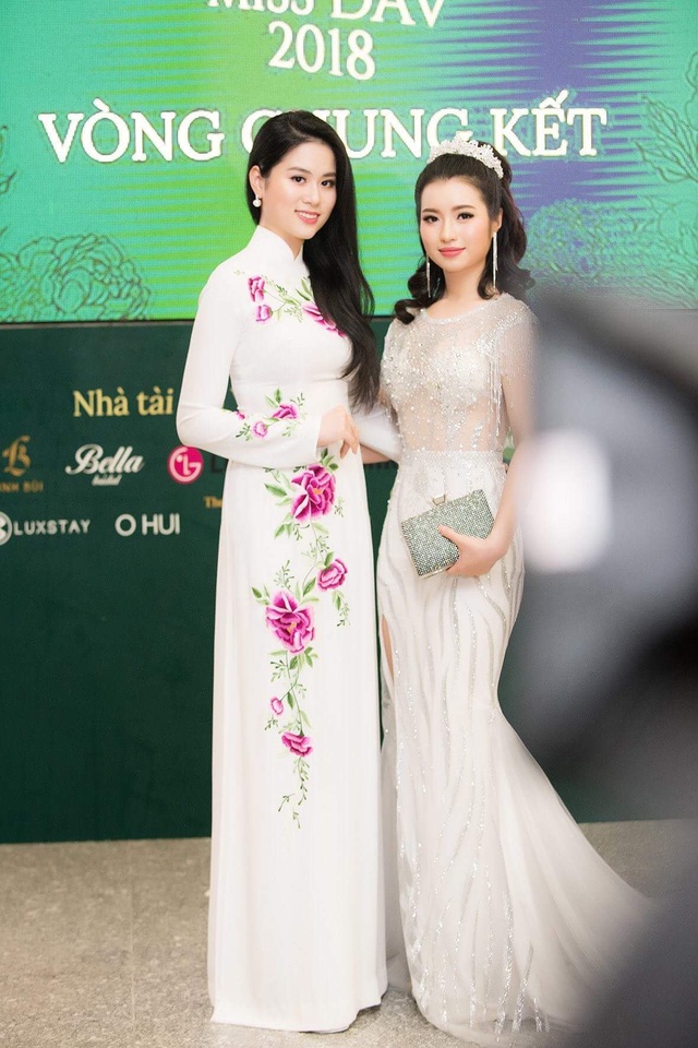 Nữ sinh ngành Truyền thông Quốc tế trở thành tân Hoa khôi Học viện Ngoại giao - 4
Á khôi Miss DAV 2008 Bùi Phương Linh (bên trái) và Hoa khôi năm 2016 Ngô Khánh Linh (bên phải)