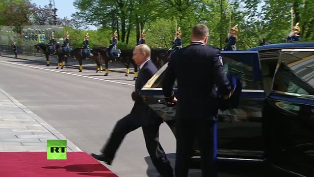Tổng thống Putin đi siêu xe mới trong lễ nhậm chức - 3 Siêu xe mới của Tổng thống Putin là sản phẩm của dự án mang tên “Kortezh”do chính Nga phát triển. Phương tiện này sẽ thay thế các mẫu xe của Đức từng được các tổng thống Nga trước đây ưa dùng.