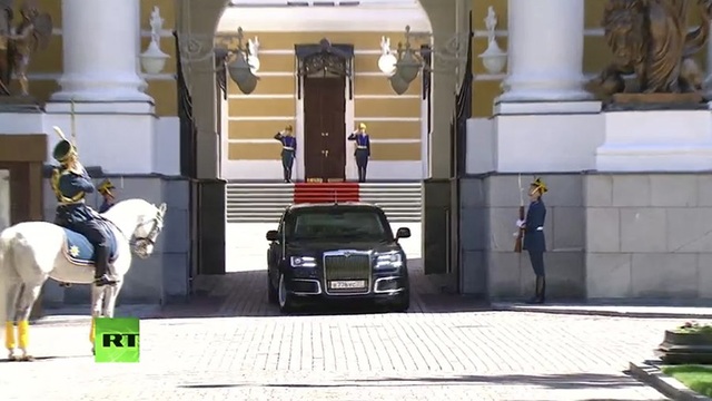 Tổng thống Putin đi siêu xe mới trong lễ nhậm chức - 6 Bộ trưởng Thương mại và Công nghiệp Nga Denis Manturov cho biết mẫu xe limousine dành cho quan chức cấp cao của Nga gần đây đã vượt qua các bài kiểm tra về va chạm và kết quả kiểm tra được đánh giá là “tích cực”.
