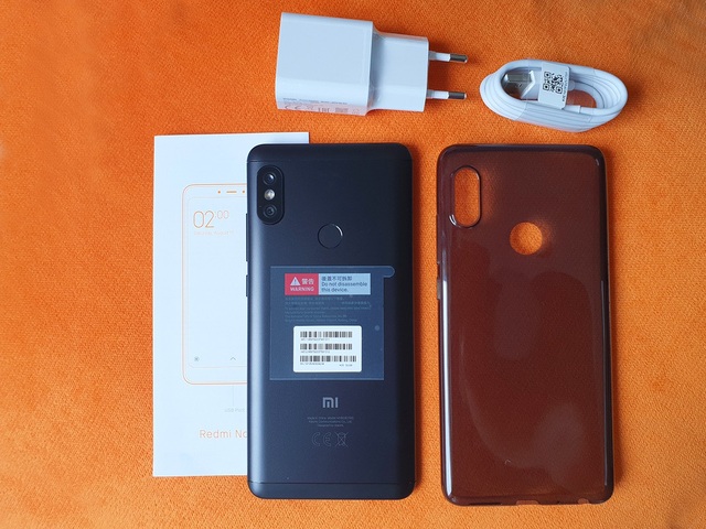 Phiên bản Redmi Note 5 ở Việt Nam tích hợp sách hướng dẫn sử dụng, cáp microUSB, cổng sạc và ốp lưng dẻo, tương tự các mẫu sản phẩm Redmi gần đây.