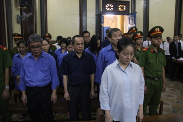 Không áp giải bị cáo Hứa Thị Phấn tới tòa - 1 Các bị cáo tại phiên tòa.