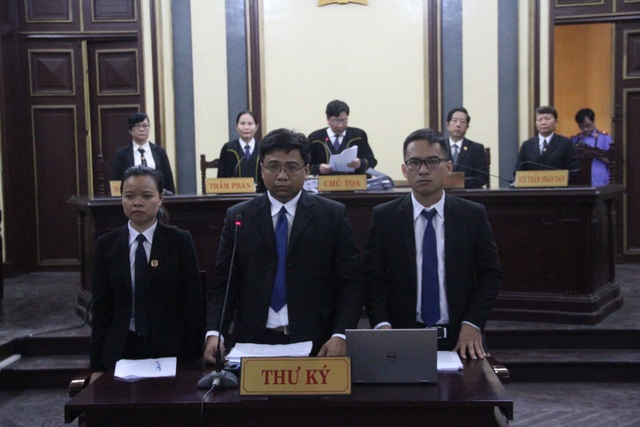 Không áp giải bị cáo Hứa Thị Phấn tới tòa - 2
Theo HĐXX, việc vắng mặt của Hứa Thị Phấn không ảnh hưởng tới quá trình giải quyết vụ án.