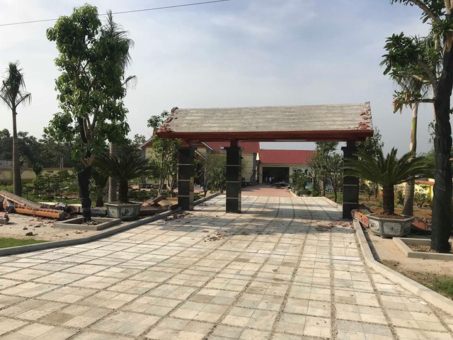 Khi cán bộ công an xây biệt phủ sai phép, chính quyền địa phương đã ở đâu? - 3 Cho đến khi biệt phủ hoàn thiện, báo chí vào cuộc, chính quyền địa phương mới ráo riết cho đập bỏ.