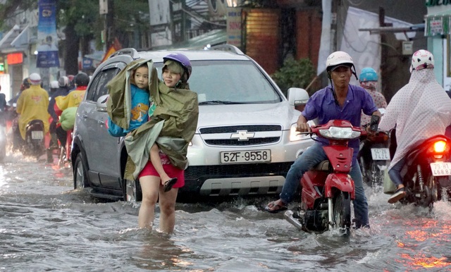 Sài Gòn mưa to, học sinh bì bõm lội nước về nhà - 5 Sài Gòn mưa to, học sinh bì bõm lội nước về nhà - 5