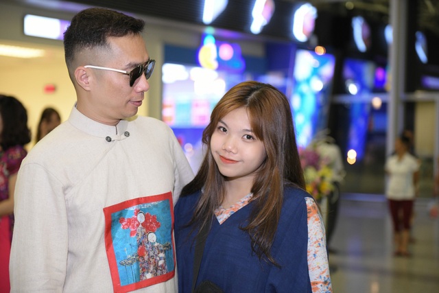 NTK Đỗ Trịnh Hoài Nam thiết kế đầm dạ hội cho các minh tinh tại Cannes - 3 Ca sĩ Bảo Ngọc mặc dù đang chuẩn bị cho show diễn mới nhưng cũng có mặt để chúc mừng NTK Đỗ Trịnh Hoài Nam.
