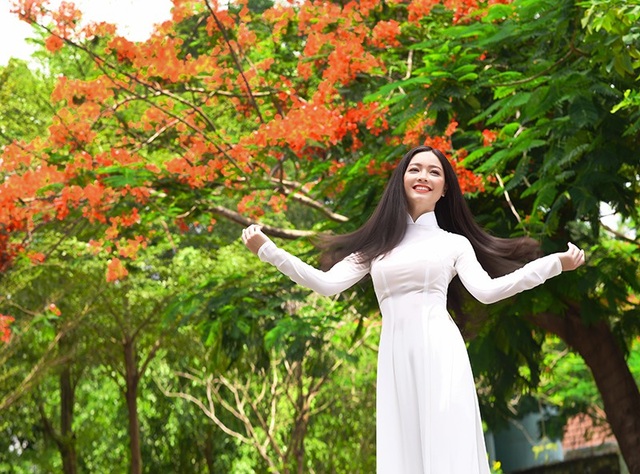 Xao xuyến tà áo trắng nữ sinh khi mùa phượng vĩ về - 1 Bộ ảnh của Quỳnh Trâm gợi nhắc về những kỷ niệm đẹp tuyệt của những năm tháng hồn nhiên tuổi học trò
