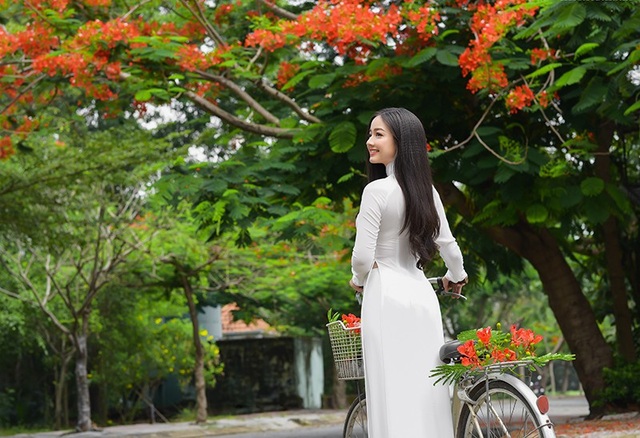 Xao xuyến tà áo trắng nữ sinh khi mùa phượng vĩ về - 2 Quỳnh Trâm là cựu Á khôi ĐH Công nghiệp TP.HCM. Cô sinh năm 1995.