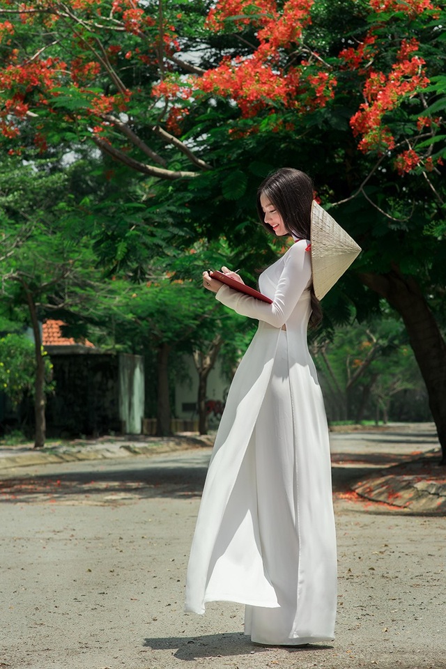Xao xuyến tà áo trắng nữ sinh khi mùa phượng vĩ về - 5 Ở Trâm, người ta thấy được nét duyên dáng của người con gái Việt.