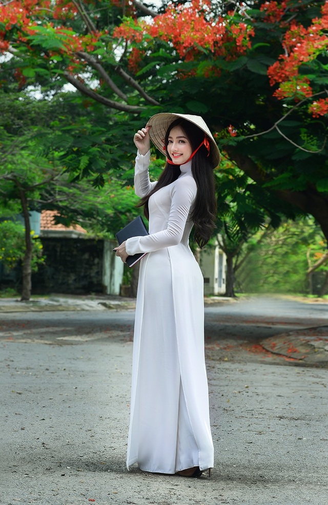 Xao xuyến tà áo trắng nữ sinh khi mùa phượng vĩ về - 6
Bộ ảnh chụp với hoa phượng vĩ mùa hè là ý tưởng của Quỳnh Trâm cùng với nhiếp ảnh Hoàng Minh Hóa.