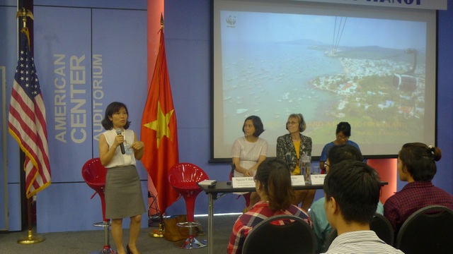Rác thải nhựa đe dọa các vùng biển Việt Nam - 2
Đại diện của Quỹ Quốc tế Bảo vệ thiên nhiên (WWF) tại Việt Nam, bà Nguyễn Thị Diệu Thúy, trao đổi tại hội thảo (Ảnh: Minh Phương)