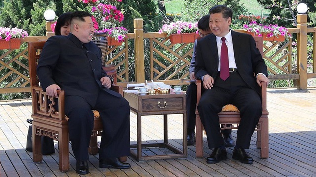 Ông Kim Jong-un thăm Trung Quốc lần thứ 2 trong vòng 40 ngày - 2 Ông Kim Jong-un và ông Tập Cận Bình gặp mặt tại Đại Liên (Ảnh: RT)