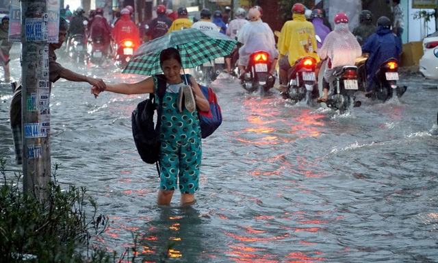 Sài Gòn mưa to, học sinh bì bõm lội nước về nhà - 14
Theo Đài khí tượng Thủy văn Khu vực Nam bộ, các khu vực Vũng Tàu, Bình Dương, Đồng Nai, TPHCM, Tiền Giang, Tây Ninh, Long An, Bến Tre, đang tồn tại vùng mây đối lưu mạnh nên trong vài ngày tới có thể gây mưa lớn. Trong cơn dông, người dân cần đề phòng lốc xoáy, gió giật mạnh, lượng mưa khoảng 10-30 mm.