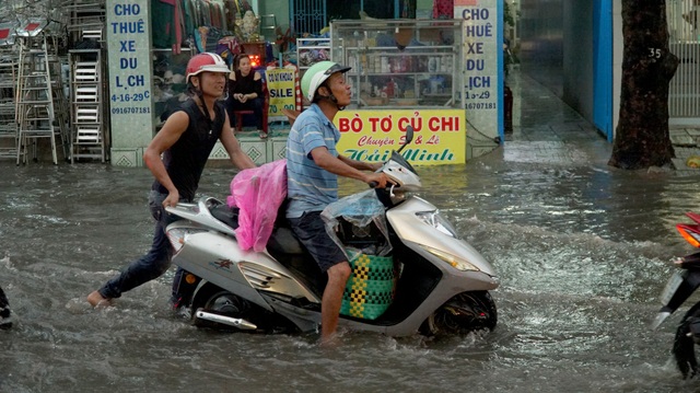 Sài Gòn mưa to, học sinh bì bõm lội nước về nhà - 3 Sài Gòn mưa to, học sinh bì bõm lội nước về nhà - 3