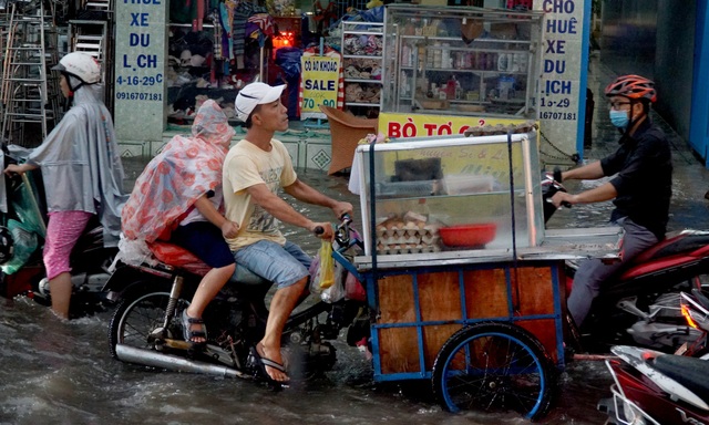 Sài Gòn mưa to, học sinh bì bõm lội nước về nhà - 9 Sài Gòn mưa to, học sinh bì bõm lội nước về nhà - 9