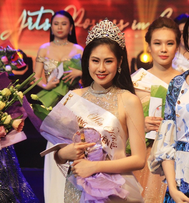 Hoa khôi HV Âm nhạc: “Sẽ không sửa một bộ phận nào trên người” - 1 Tân Hoa khôi Học viện Âm nhạc Quốc gia Việt Nam Nguyễn Thị Kiều Anh rạng rỡ trong đêm đăng quang