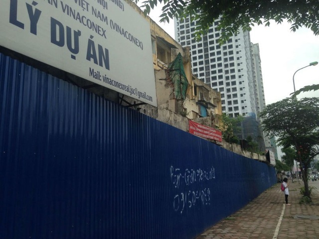Chung cư tiền tỷ hoang tàn trên đất vàng Hà Nội - 3
Dự án đã được quây tôn