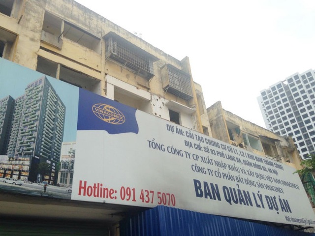 Chung cư tiền tỷ hoang tàn trên đất vàng Hà Nội - 4
Biển quảng cáo ghi đầy đủ thông tin dự án và mô hình tòa nhà được xây dựng trong tương lai.