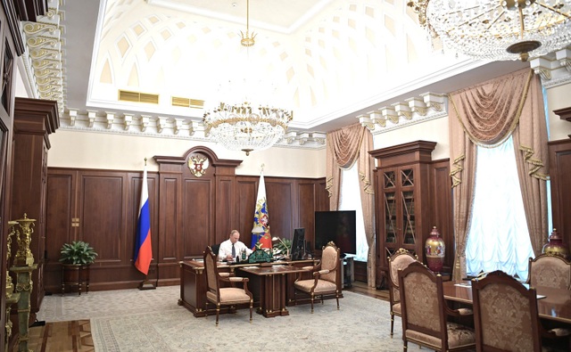 Ấn tượng lễ nhậm chức của Tổng thống Putin - 1
Tổng thống Putin miệt mài làm việc trong văn phòng của ông trước khi lễ nhậm chức diễn ra vào lúc 12 giờ trưa ngày 7/5 (theo giờ Moscow).