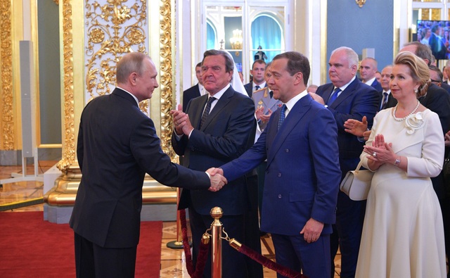 Bài toán chuyển giao quyền lực khó khăn của ông Putin sau 4 nhiệm kỳ - 2 Tổng thống Putin bắt tay Thủ tướng Dmitry Medvedev tại lễ nhậm chức ở Điện Kremlin (Ảnh: Reuters)