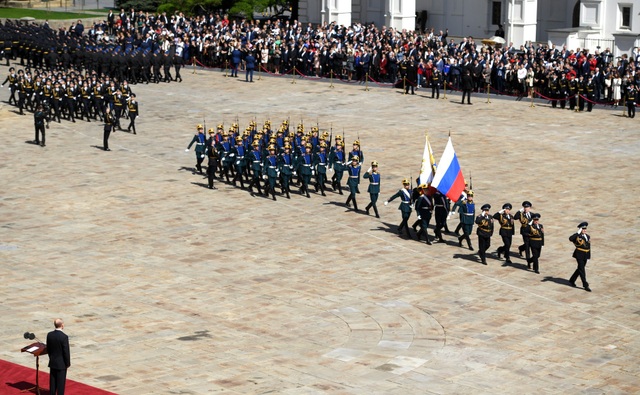 Ấn tượng lễ nhậm chức của Tổng thống Putin - 13 Trung Đoàn Kremlin, đơn vị quân sự duy nhất được giao nhiệm vụ bảo đảm an toàn cho Điện Kremlin và Tổng thống Nga, diễu binh trong lễ nhậm chức của Tổng thống Putin.
