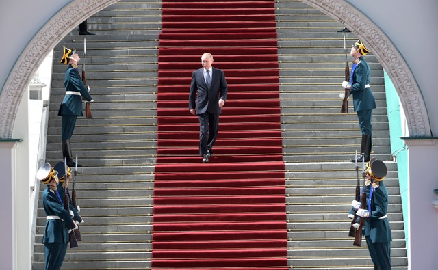 Ấn tượng lễ nhậm chức của Tổng thống Putin - 15
Sau lễ nhậm chức, Tổng thống Putin có cuộc gặp ngắn với các đại diện của đoàn thành niên và các tổ chức tình nguyện của Nga.