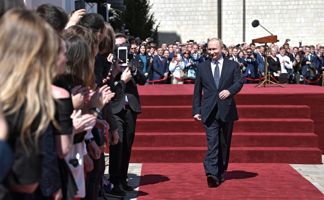 Tầm nhìn đầy tham vọng của Tổng thống Putin sau lễ nhậm chức - 1 Tổng thống Putin gặp người dân Nga sau lễ nhậm chức tại Điện Kremlin (Ảnh: Kremlin)