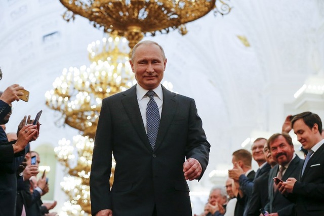 Nghị sĩ Nga kêu gọi thay đổi hiến pháp, kéo dài nhiệm kỳ của Tổng thống Putin - 1 Tổng thống Putin trong lễ nhậm chức tại Điện Kremlin ngày 7/5 (Ảnh: Reuters)
