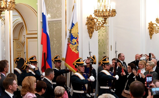 Ấn tượng lễ nhậm chức của Tổng thống Putin - 2 Đội danh dự mang quốc kỳ Nga tiến vào Đại sảnh Andereevsky tại Điện Kremlin - nơi diễn ra lễ nhậm chức tổng thống lần thứ 4 của ông Putin.