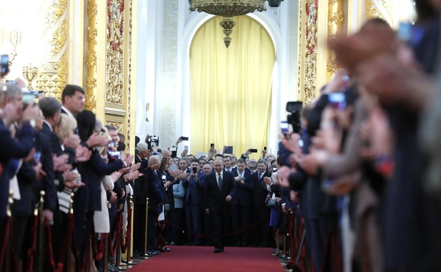 Ấn tượng lễ nhậm chức của Tổng thống Putin - 6 Ông Putin bước vào Đại sảnh Andereevsky trong tiếng vỗ tay của các khách mời.