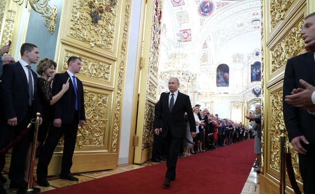 Bài toán chuyển giao quyền lực khó khăn của ông Putin sau 4 nhiệm kỳ - 1 Tổng thống Putin bước vào nơi tổ chức lễ nhậm chức tại Điện Kremlin (Ảnh: Reuters)