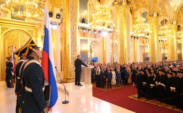 Ấn tượng lễ nhậm chức của Tổng thống Putin - 9 Tôi xin thề sẽ thực thi quyền lực của Tổng thống Liên bang Nga để bảo vệ các quyền và tự do của nhân dân, tuân thủ và bảo vệ Hiến pháp của Liên bang Nga để bảo vệ chủ quyền, độc lập, an ninh, toàn vẹn lãnh thổ của đất nước và trung thành phục vụ nhân dân, ông Putin đọc lời tuyên thệ.