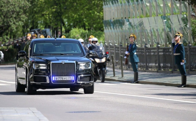 Cận cảnh chiếc xe bọc thép mới của ông Putin - 2
Thoạt nhìn, chiếc xe có chút giống phong cách Rolls-Royce, với lưới tản nhiệt cỡ lớn, vuông vức, gồm các thanh dọc xếp khít nhau, mang logo Auros ở trên cùng. Hai bên lưới tản nhiệt là cụm đèn pha có các chi tiết đèn LED, cùng các hốc gió lớn viền crôm.