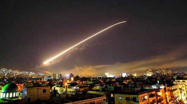 Pháp cảnh báo tiếp tục không kích Syria nếu phát hiện tấn công hóa học - 1 Tên lửa bay trên bầu trời Damascus, Syria trong vụ không kích ngày 14/4 (Ảnh: AP)