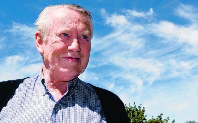 Chuck Feeney - vị tỷ phú... không nhà, không xe - 1
Ở tuổi hơn 80, Chuck Feeney được biết đến là tỷ phú không nhà, không xe. Ảnh: Irish Times.