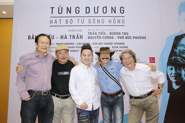 Tùng Dương bị “đuổi” khi đi xin hát ở quán bar - 2 Liveshow lần thứ 10 của Tùng Dương được các nhạc sĩ gạo cội ủng hộ. Ca sĩ khách mời có Bằng Kiều, Hà Trần...