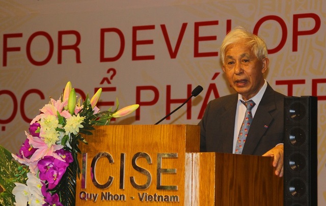 Khoa học là chân lý của sự phát triển bền vững - 2 GS. Trần Thanh Vân, Chủ tịch Hội Gặp gỡ Việt Nam phát biểu khai mạc.