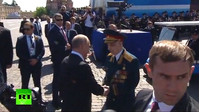 Hành động đẹp của Tổng thống Putin tại lễ duyệt binh Ngày Chiến Thắng - 1 Ông Vladimir Putin bắt tay cựu chiến binh. (Ảnh: RT)