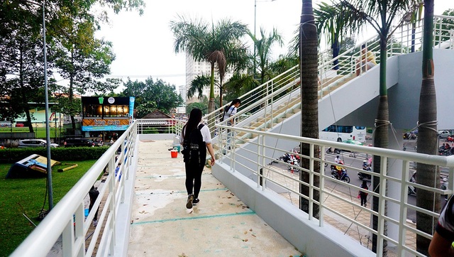 Người Sài Gòn thích thú với cầu bộ hành 11 tỷ đồng - 6 Người Sài Gòn thích thú với cầu bộ hành 11 tỷ đồng - 6