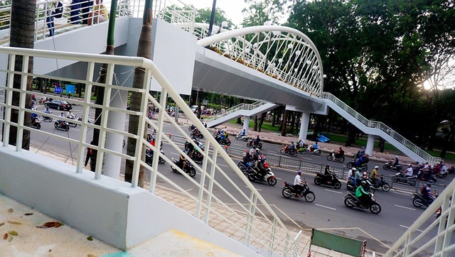 Người Sài Gòn thích thú với cầu bộ hành 11 tỷ đồng - 5 Toàn bộ cầu được sơn màu trắng.