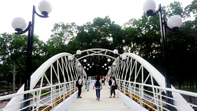 Người Sài Gòn thích thú với cầu bộ hành 11 tỷ đồng - 3
Cầu có thiết kế khá khác biệt so với những cây cầu bộ hành ở TPHCM. Điểm nhấn là hệ thống mái vòm cong 2 bên thành cầu.