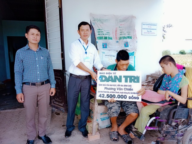 Bạn đọc giúp đỡ nam sinh chăm bố u não, chị tật nguyền hơn 42 triệu đồng - 1 Đại diện chính quyền địa phương trao quà bạn đọc Dân trí tới gia đình chú Chiến