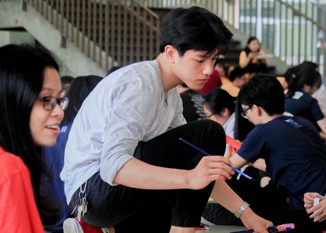 “Hot boy cầm bảng” trường Ams trổ tài vẽ tranh trong ngày hội thầy trò - 3 “Hot boy cầm bảng” trường Ams trổ tài vẽ tranh trong ngày hội thầy trò - 3