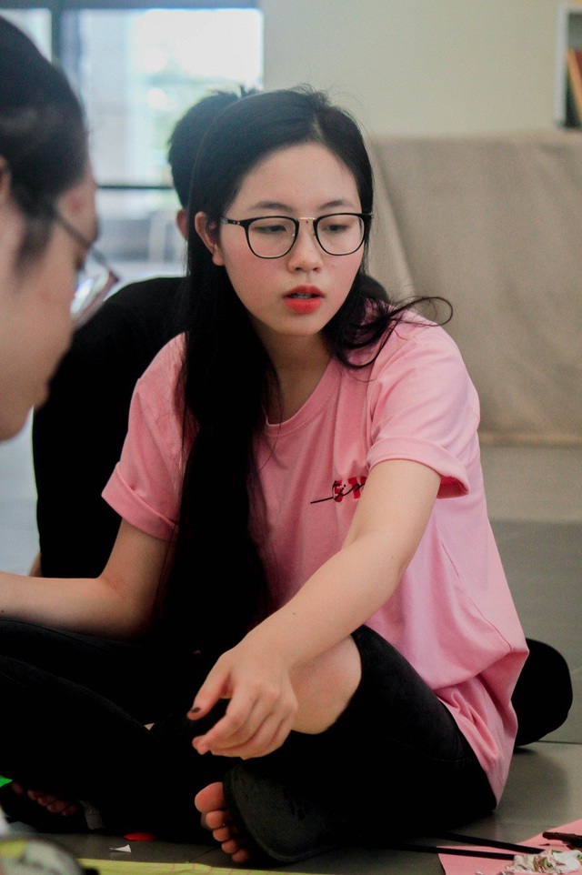 “Hot boy cầm bảng” trường Ams trổ tài vẽ tranh trong ngày hội thầy trò - 4 Trường Ams là một trong những ngôi trường hội tụ nhiều trai xinh gái đẹp