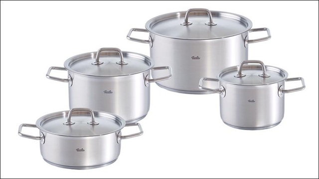 5 Bộ nồi cao cấp Fissler từ Đức được người tiêu dùng “săn tìm” - 11 Mặc dù có mức giá tốt nhất, nhưng bộ nồi Fissler Berlin vẫn đảm bảo những tính năng cao cấp nhất với chất liệu thép không gỉ 18/10 đúng tiêu chuẩn Đức vừa an toàn tuyệt đối trong quá trình nấu ăn, vừa giữ được bề mặt sáng đẹp sau thời gian sử dụng. Ngoài ra, đáy nồi công nghệ Superthermic với khả năng truyền dẫn nhiệt lan tỏa đều khắp nồi giúp đồ ăn chín đều, thơm ngon, tiết kiệm thời gian và năng lượng.