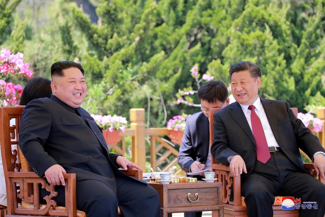 Chuyến thăm “kín tiếng” của ông Kim Jong-un tới Trung Quốc - 7 Trong cuộc gặp với nhà lãnh đạo Kim Jong-un, Chủ tịch Tập Cận Bình đã ca ngợi “những tiến triển tích cực” trong quan hệ Trung -Triều cũng như tình hình bán đảo Triều Tiên. Ông Tập nói với truyền thông Trung Quốc rằng ông “cảm thấy hài lòng vì điều đó”.