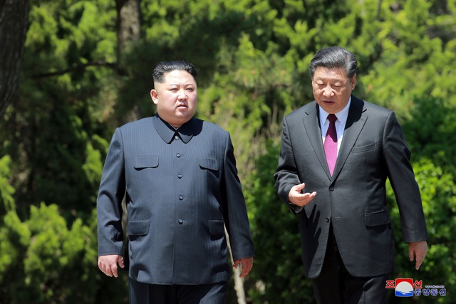 Chuyến thăm “kín tiếng” của ông Kim Jong-un tới Trung Quốc - 6 Theo Tân Hoa Xã, nhà lãnh đạo Kim Jong-un khẳng định Triều Tiên sẽ từ bỏ chương trình vũ khí hạt nhân nếu “các bên liên quan” dừng các hành động thù địch nhằm vào Bình Nhưỡng.